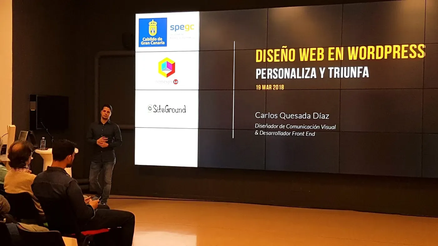 Carlos Quesada presentando la charla Diseño web en WordPress: personaliza y triunfa en Infecar, Las Palmas de Gran Canaria, en 2018