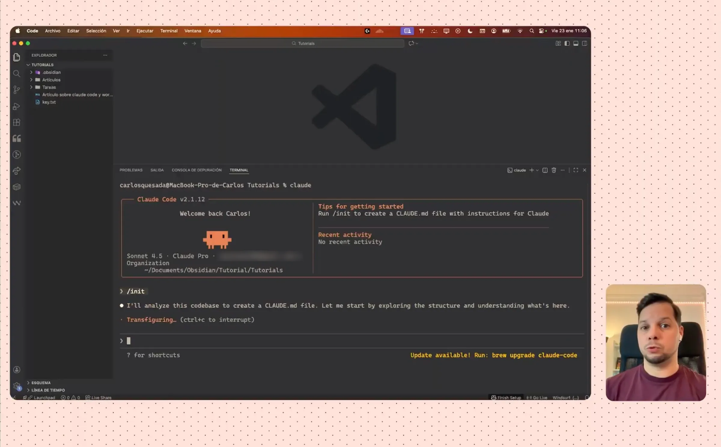 Carlos Quesada explicando Claude Code en la terminal de Visual Studio Code